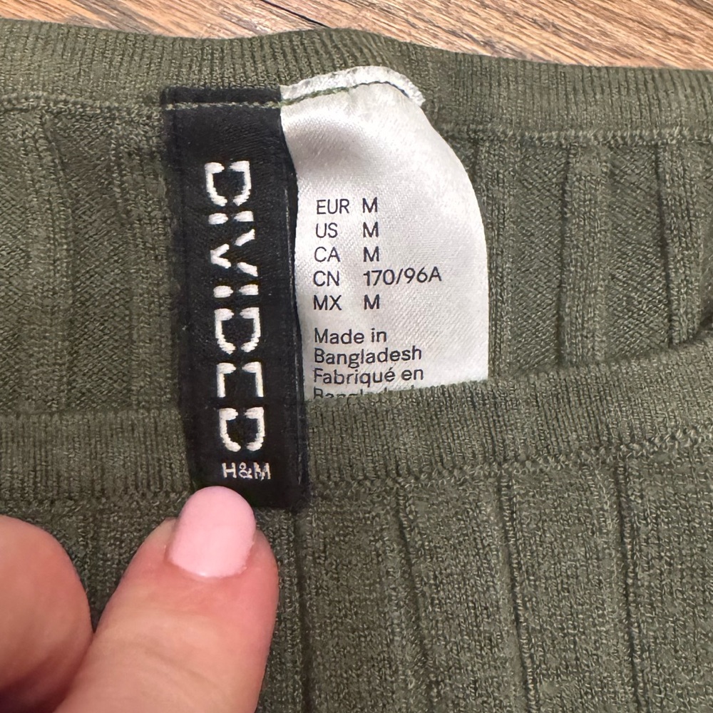 H&M Divided Olive Ribbed Tank + American Eagle Rust Henley Top Bundle Medium - Picture 6 of 6